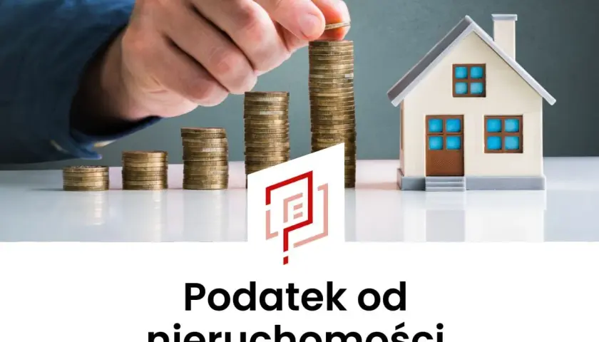 Dłoń kładzie monetę na stosie monet obok modelu domu.